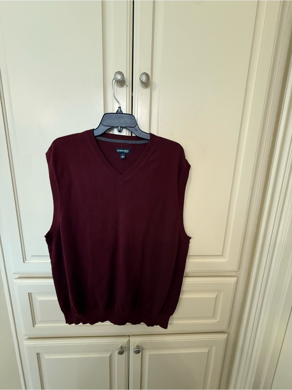 St. John’s Bay Men’s V-Neck Sleeveless Sweater Vest in Burgundy/Maroon-Size L(N)